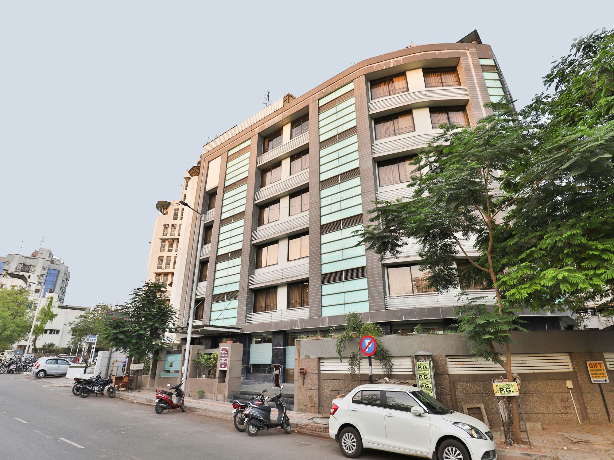 Oyo 4938 Hotel Dev Aadi Ahmedabad Exterior photo